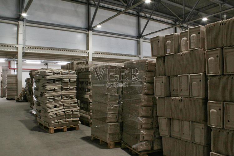 再造造纸厂的储存仓库及包装货物的木托盘产品的准备装运照片摄影图片